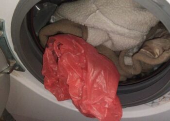 Legen Sie eine Plastiktüte in die Waschmaschine. Du wirst es immer wieder tun