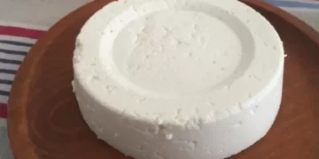 Wie man aus einem Liter Milch, einem Joghurtbecher und einer halben Zitrone einen köstlichen Frischkäse herstellt