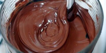 3 Tipps für eine Schokoladenglasur, die beim Anschneiden nicht bricht