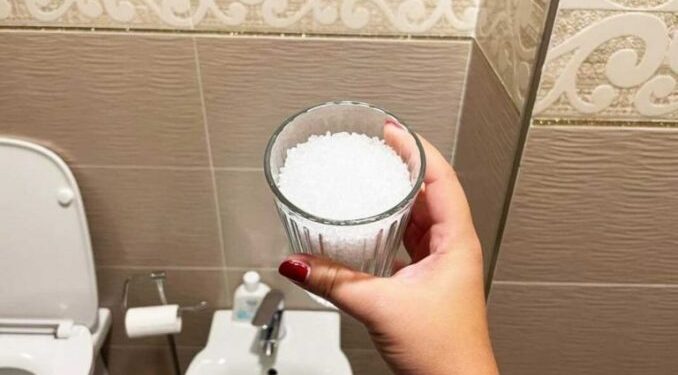 Ein Glas grobes Salz löst sofort 6 Probleme im Badezimmer