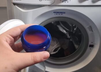 Fügen Sie es vor dem Waschen hinzu, es parfümiert sofort alle Kleidungsstücke in der Waschmaschine