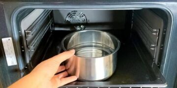 Ich fülle die Pfanne und stelle sie in den Ofen. Schmutz löst sich von selbst von den Wänden und dem Gitter