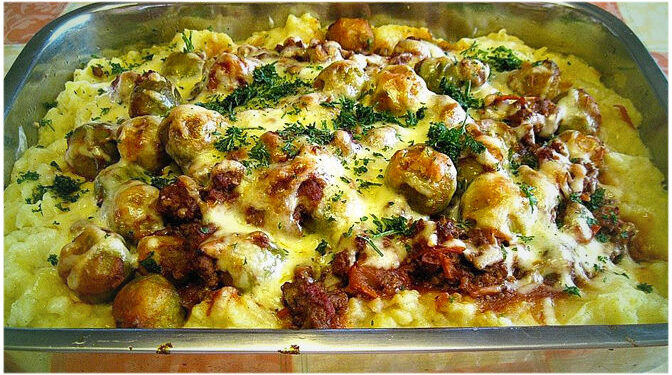 Zutaten: 500 g Hackfleisch von rind, gemischt 1 kg Kartoffel(n), fest kochend 2 m.-große Zwiebel(n) 1 Beutel Rosenkohl, frisch oder TK 2 Becher Sahne-Schmelzkäse Maggi, oder 2-3 EL Brühe Salz und Pfeffer 300 ml Milch Mehl Butter Paniermehl Zitronensaft Zubereitung: Rosenkohlauflauf mit Hackfleisch und Kartoffeln Lieblingsauflauf unserer Familie – super lecker und einfach.