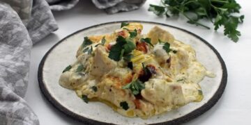 Keto Alfredo Hähnchenauflauf
