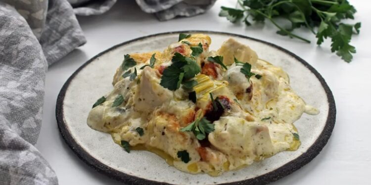 Keto Alfredo Hähnchenauflauf
