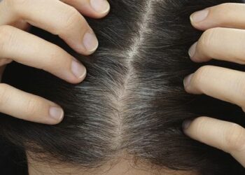 Grauen Haaren? Unglaublich, was ein paar Kartoffelschalen können!