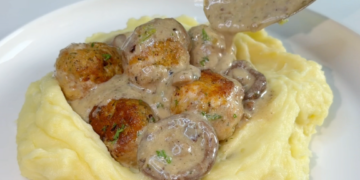 Hähnchenbällchen in Waldpilz-Rahmsauce mit hausgemachtem Püree