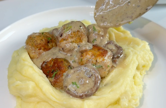 Hähnchenbällchen in Waldpilz-Rahmsauce mit hausgemachtem Püree