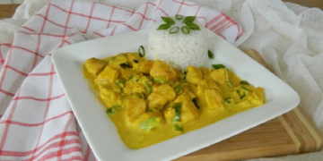 Hähnchen-Ananas-Curry mit Reis