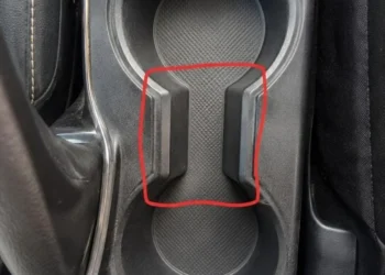 Wozu dient der seltsame Abstand zwischen den Getränkehaltern im Auto