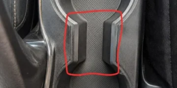 Wozu dient der seltsame Abstand zwischen den Getränkehaltern im Auto