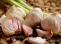 Er aß 6 gebratene Knoblauchzehen mit Gewürznelken. DAS geschah in den nächsten 24 Stunden mit seinem Körper!
