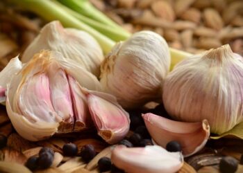 Er aß 6 gebratene Knoblauchzehen mit Gewürznelken. DAS geschah in den nächsten 24 Stunden mit seinem Körper!