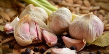 Er aß 6 gebratene Knoblauchzehen mit Gewürznelken. DAS geschah in den nächsten 24 Stunden mit seinem Körper!