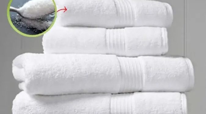 Natürliches Bleichmittel: Nur 1 Esslöffel in der Waschmaschine reicht für makellose weiße Kleidung!