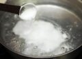 Gießen Sie einen Esslöffel Backpulver in einen Topf mit kochendem Wasser: Was ist falsch?