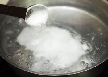 Gießen Sie einen Esslöffel Backpulver in einen Topf mit kochendem Wasser: Was ist falsch?