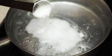 Gießen Sie einen Esslöffel Backpulver in einen Topf mit kochendem Wasser: Was ist falsch?