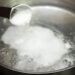 Gießen Sie einen Esslöffel Backpulver in einen Topf mit kochendem Wasser: Was ist falsch?