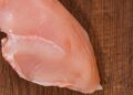 Die weißen Streifen auf der Hühnerbrust. Wenn Sie diese auf dem Fleisch sehen, dann ist es besser, dieses Geflügel nicht zu kaufen!