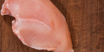 Die weißen Streifen auf der Hühnerbrust. Wenn Sie diese auf dem Fleisch sehen, dann ist es besser, dieses Geflügel nicht zu kaufen!