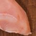 Die weißen Streifen auf der Hühnerbrust. Wenn Sie diese auf dem Fleisch sehen, dann ist es besser, dieses Geflügel nicht zu kaufen!